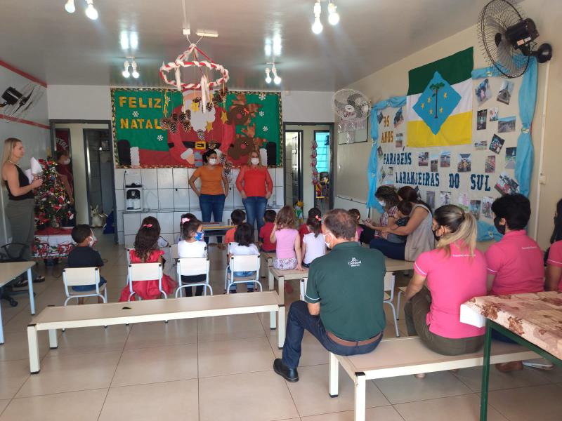 Núcleo Feminino Coprossel e CEMEI Sementinha do Saber levam alegria no Natal das Crianças da Escola