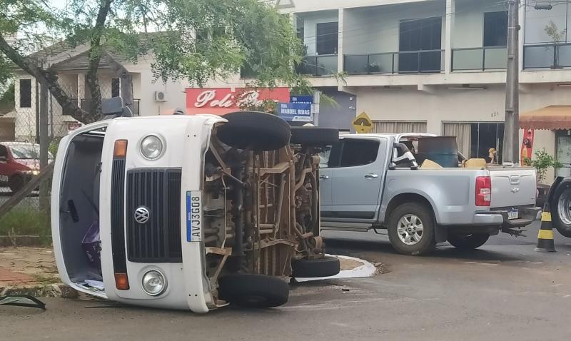 Laranjeiras: Kombi tomba após bater em caminhonete na Av. Santana