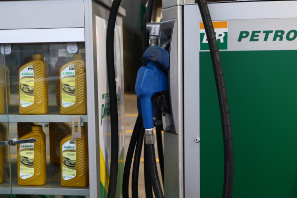 Preço da gasolina cai pela primeira vez em dois anos