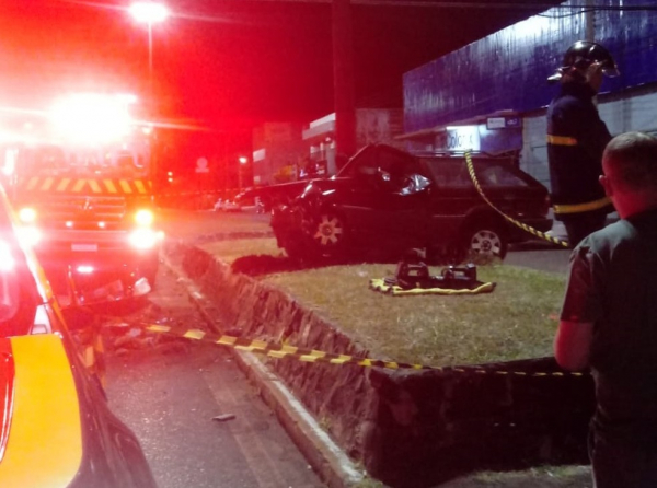 Motorista bêbado bate em carro e foge, mas se envolve em outro acidente e morre