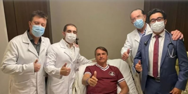 Bolsonaro posta foto em rede social e diz que recebeu alta nesta quarta-feira