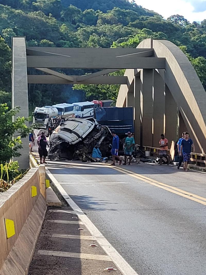 Cantagalo: Carreta tomba na Ponte do Cavernoso e pista fica interditada por várias horas