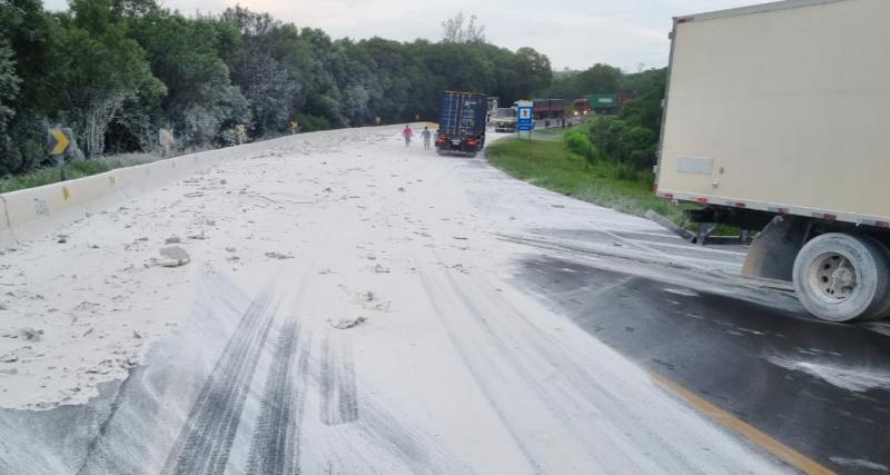 N. Laranjeiras: Carreta carregada com cal tomba na BR 277