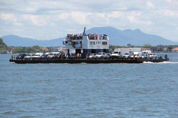Trabalhadores cruzam os braços horas antes de nova empresa assumir operação do ferry boat de Guaratuba