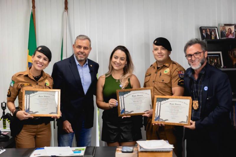 PMs de Laranjeiras do Sul são homenageados na ALEP por salvamento de criança