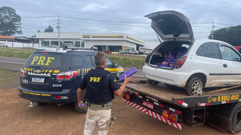 Laranjeiras: Após fuga, PRF prende homem com 350 quilos de maconha num celta