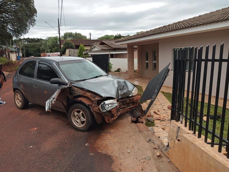 Laranjeiras: Adolescente de 15 anos bate veículo em muro de residência