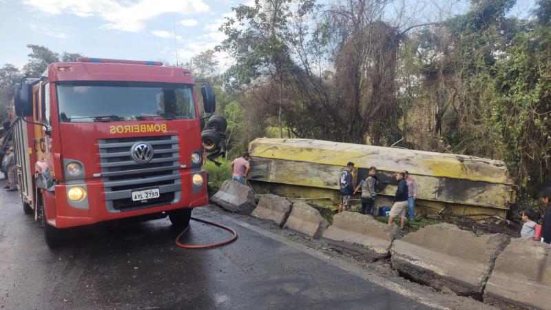 N. Laranjeiras: Caminhão carregado com óleo vegetal tomba na BR 277