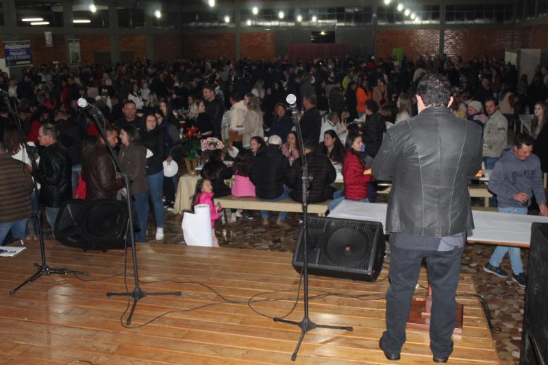 Jantar da Família da Escola Padre Gerson Galvino reuniu mais de mil pessoas no pavilhão da Matriz