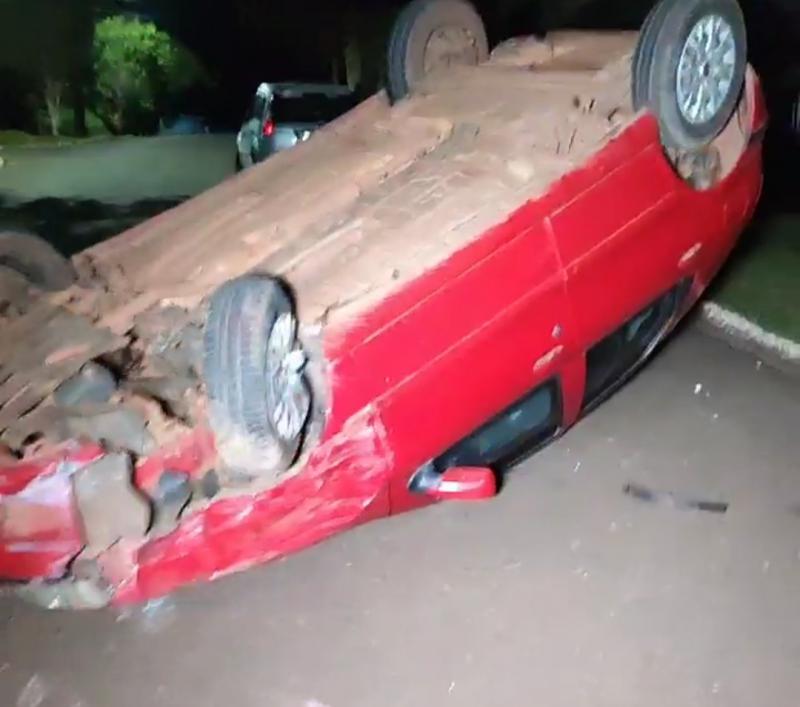 Laranjeiras: Veículo Palio capota após colisão no centro