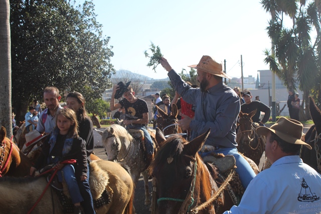 Cavalgada da Padroeira Sant’Ana reúne dezenas de cavaleiros
