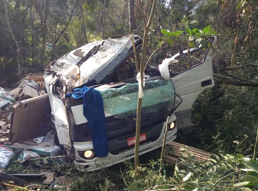 Marquinho: Caminhão fica destruído após acidente na BR 158 