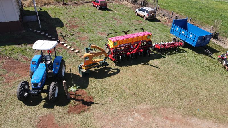 Programa Dinheiro na Comunidade garante trator, plantadeira, carreta e colhedeira de forragem para quatro Associações