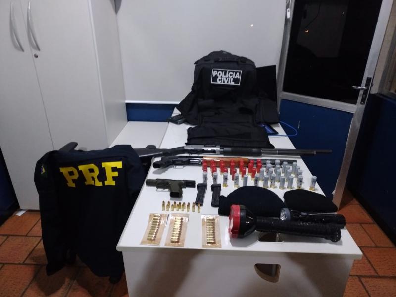 Laranjeiras: PRF apreende armas de uso restrito e coletes balísticos na BR 277 