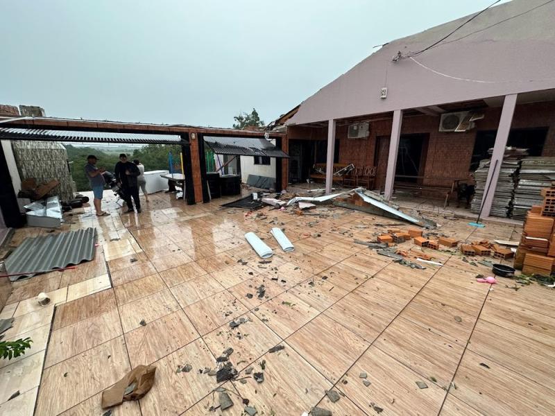 N. Laranjeiras: Pelo menos 150 casas ficam destelhadas após temporal