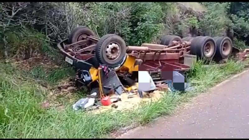 Marquinho: Caminhoneiro sofre ferimentos graves após tombar caminhão na BR 158