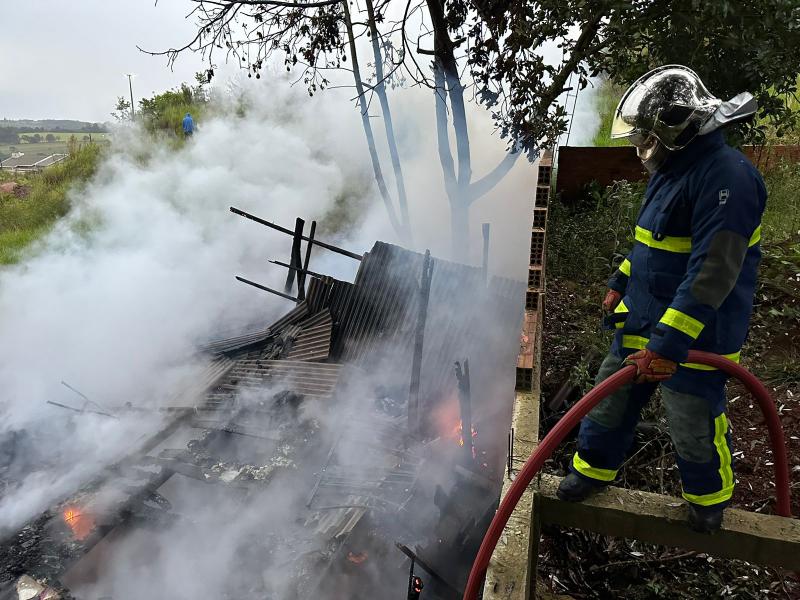 Laranjeiras: Incêndio destrói residência no bairro Água Verde 