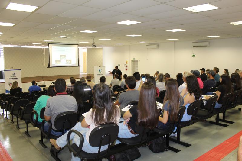 SEAB, ADAPAR e IDR abordam em palestra, temas sobre Influenza Aviária e Raiva Bovina