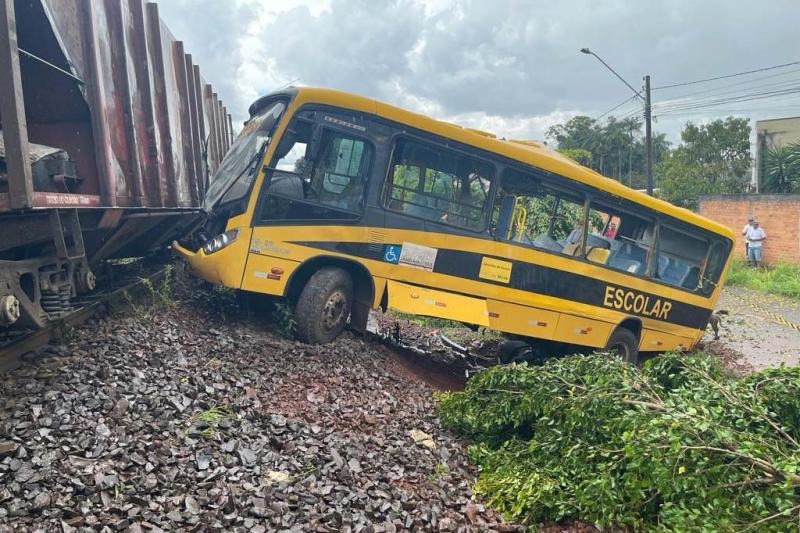 Jandaia do Sul: Ônibus da Apae é atingido por trem e mata duas crianças 