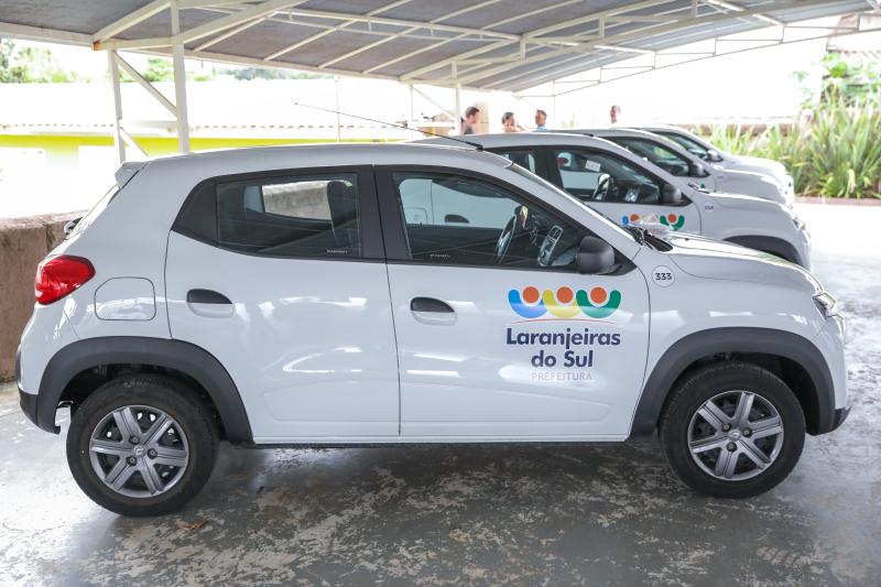  Prefeitura entrega quatro veículos contemplando as secretarias de saúde e educação