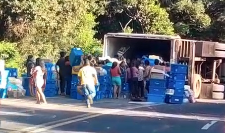 N. Laranjeiras: Carreta carregada com produtos de farmácia tomba na BR 277 na Serra da União