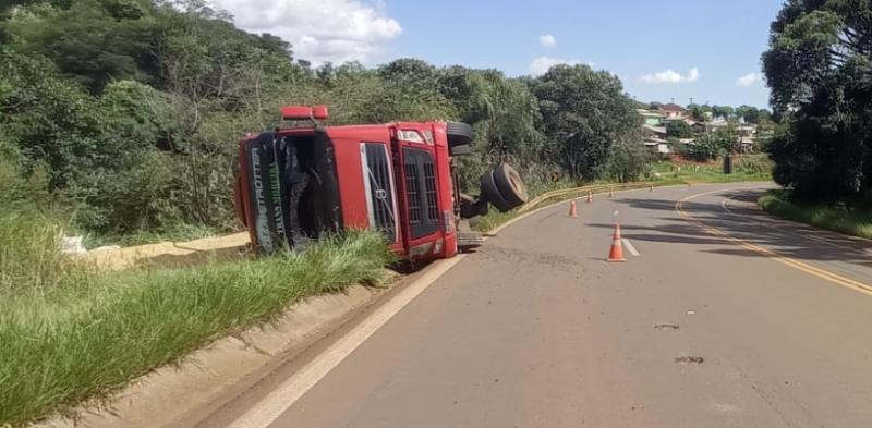 Cantagalo: Carreta carregada com soja tomba na BR 277