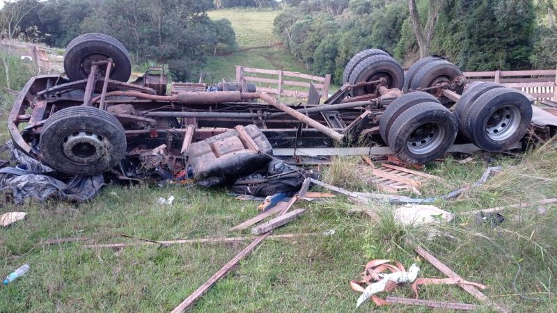 Palmital: Condutor morre ao tombar caminhão próximo a ponte do Rio Piquiri na BR 158 