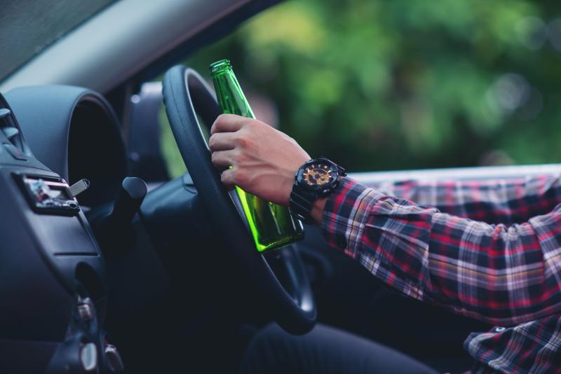 Laranjeiras: Homem "bêbado" bate carro em veículo estacionado no bairro santo Antônio de Pádua