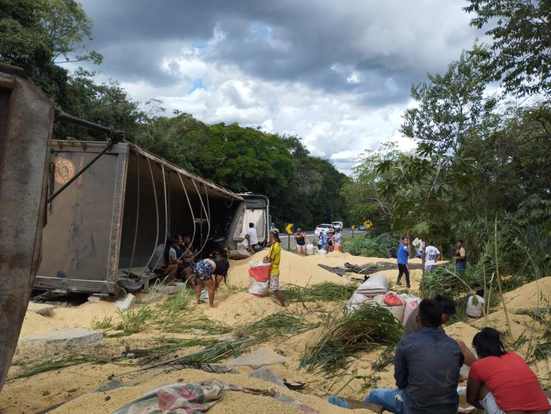 N. Laranjeiras: Bitrem carregado com farelo de soja tomba na BR 277 