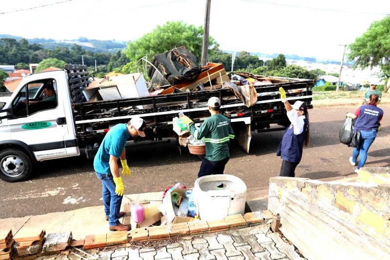 Mais de 6 tonelada de entulhos foram recolhidos no arrastão contra a Dengue no Bairro Água Verde
