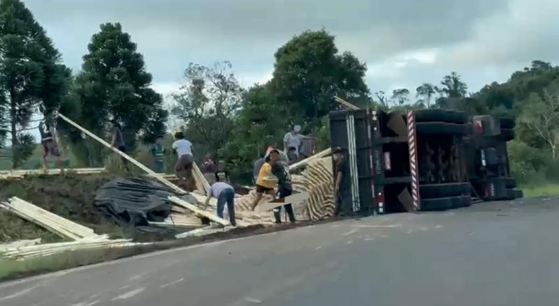 N. Laranjeiras: Indígenas saqueiam carga de madeira de carreta tombada na PR-473