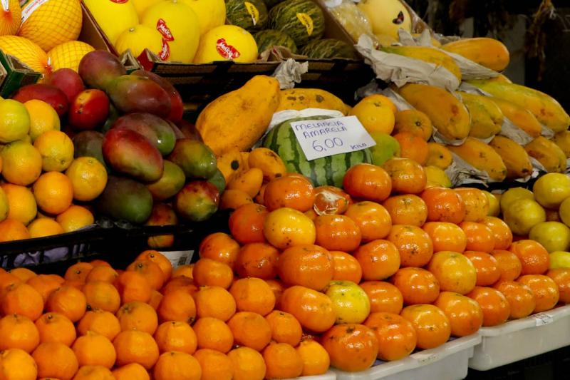 Preços de frutas da estação, como caqui e tangerina, caem quase 30%, aponta boletim do Deral