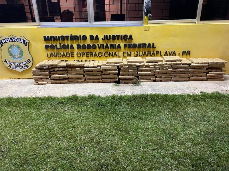 PRF apreende 379 quilos de maconha prensada, em Guarapuava