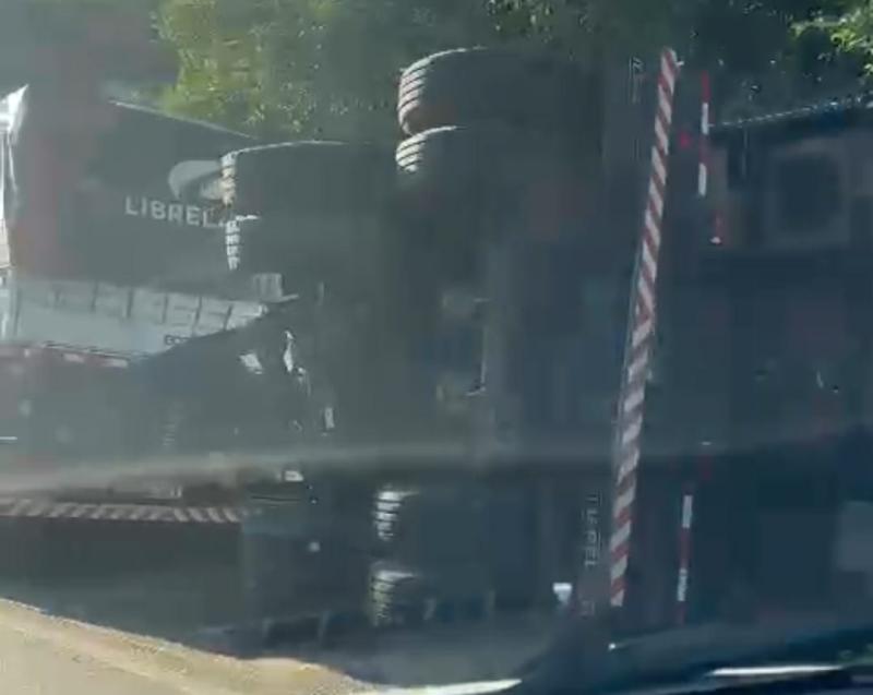 LS: Carreta rodotrem carregada com soja tomba na BR 277 e carga Ã© saqueada