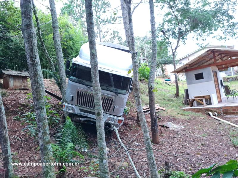 LS: Carreta desgovernada invade propriedade na BR 158