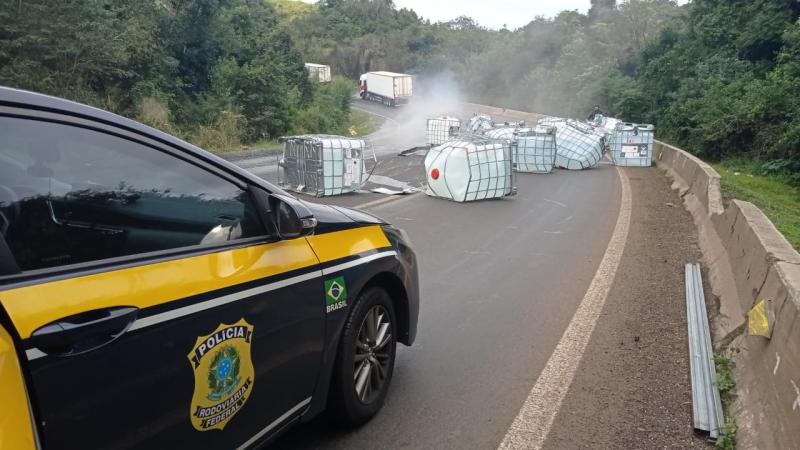 N. Laranjeiras: IAT analisa se vazamento de carga corrosiva na BR-277 afetou nascente de rio