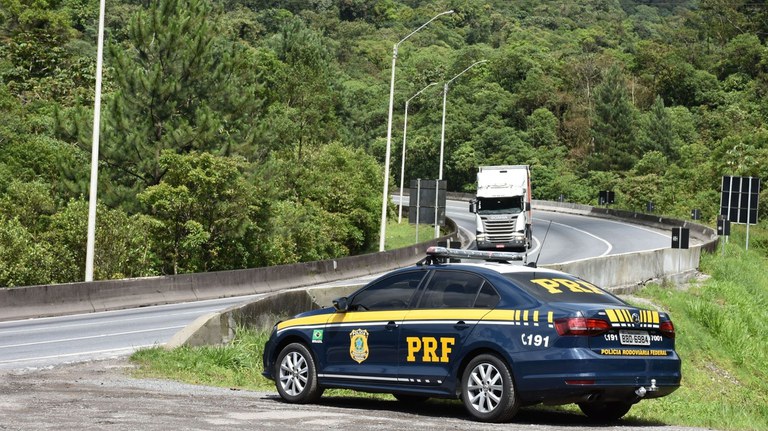 Operação da PRF no Paraná busca reduzir acidentes durante o feriado prolongado de Corpus Christi.