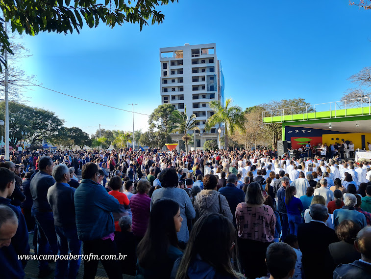Centenas de Fiéis participaram da celebração de Corpus Christi em Laranjeiras do Sul