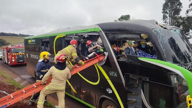 Catanduvas: Colisão entre ônibus e caminhão é registrado na BR 277