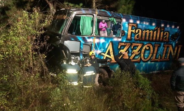 Clevelândia: Acidente com carro e ônibus da banda Família Azzolini deixa dois mortos na PR-280