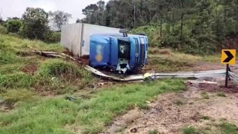 Pinhão: Caminhão que saiu de Cascavel tomba na PR-170 e carga é saqueada por populares