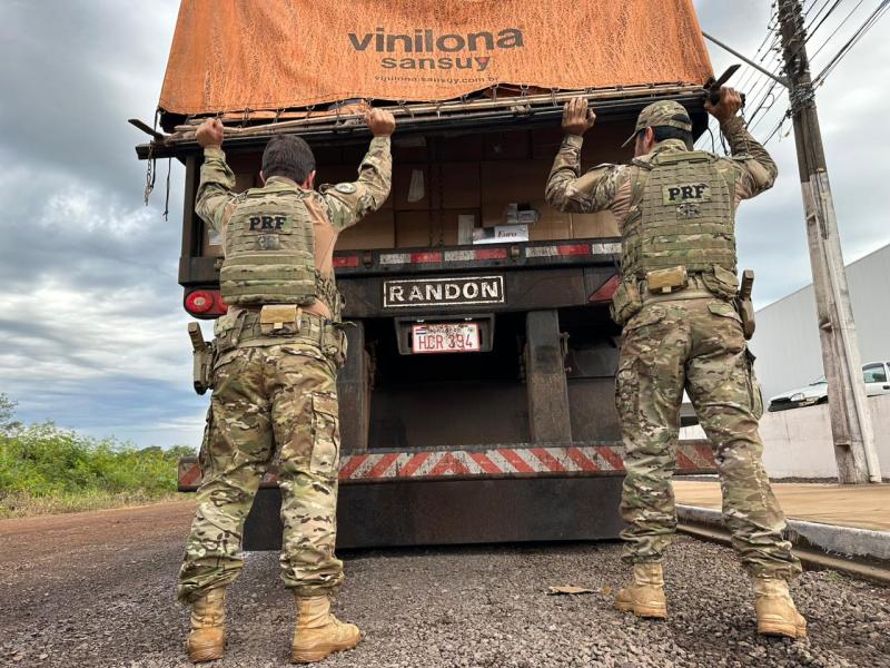 PRF apreende 300 mil maços de cigarros transportados em falso caminhão paraguaio