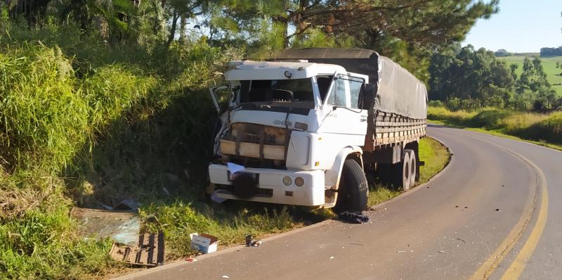 LS: Caminhão sai da pista na PR 565 e deixa condutor ferido 