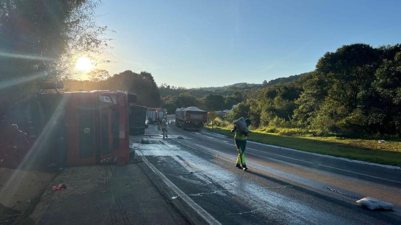 N.Laranjeiras: Carreta carregada com soja tomba na BR 277 e carga é saqueada