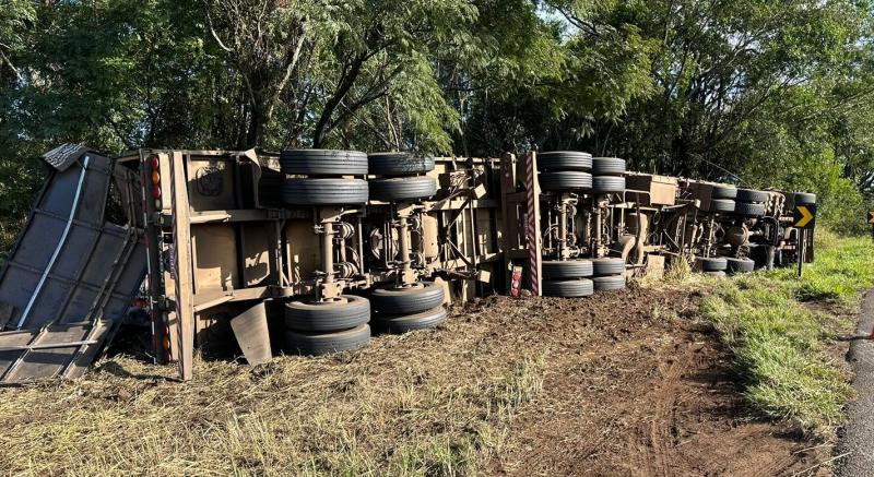 Candói: Carreta carregada com adubo tomba na BR 277 e carga é saqueada