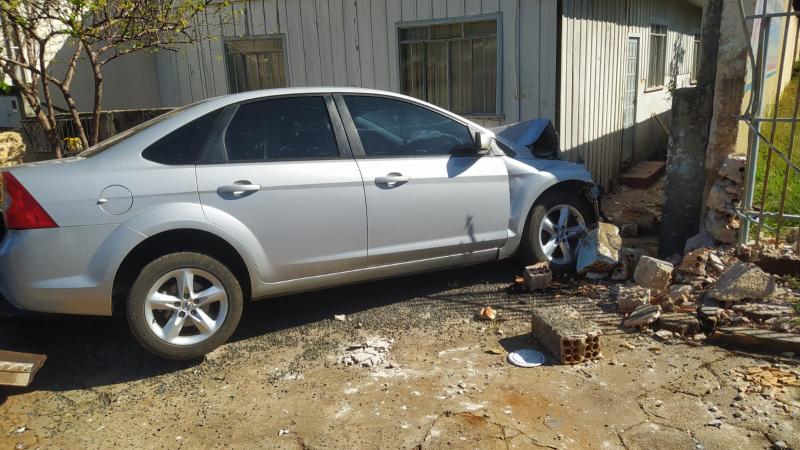 LS: Veículo desgovernado bate em muro de residência no centro