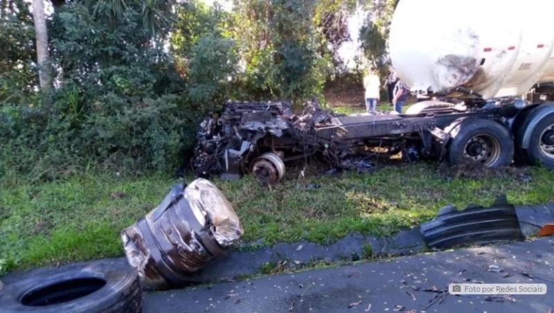 Motorista morre em acidente entre três caminhões na BR-277