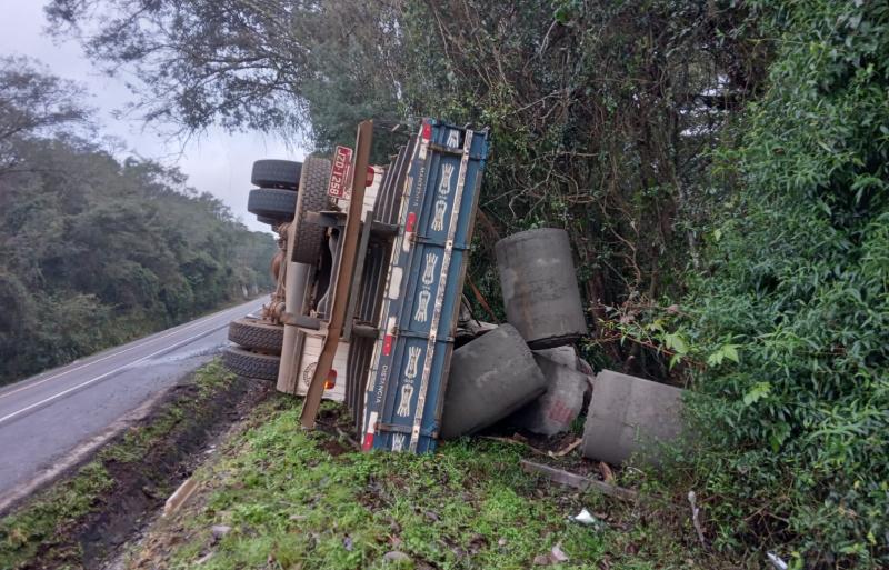 N. Laranjeiras: Caminhão carregado com manilhas tomba na BR 277