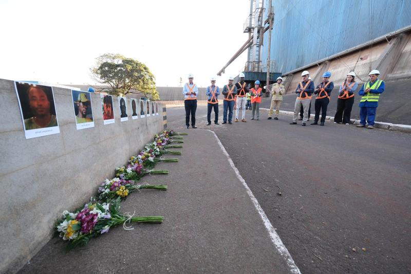 Minuto de silêncio marca homenagem para vítimas da explosão em cooperativa