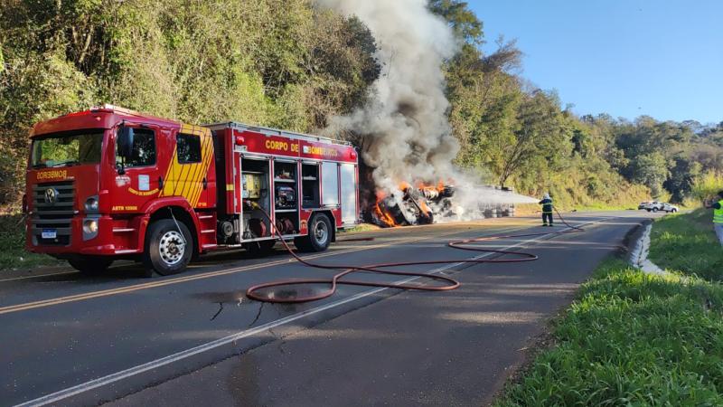 LS: Carreta carregada com soja tomba e pega fogo na BR 277 